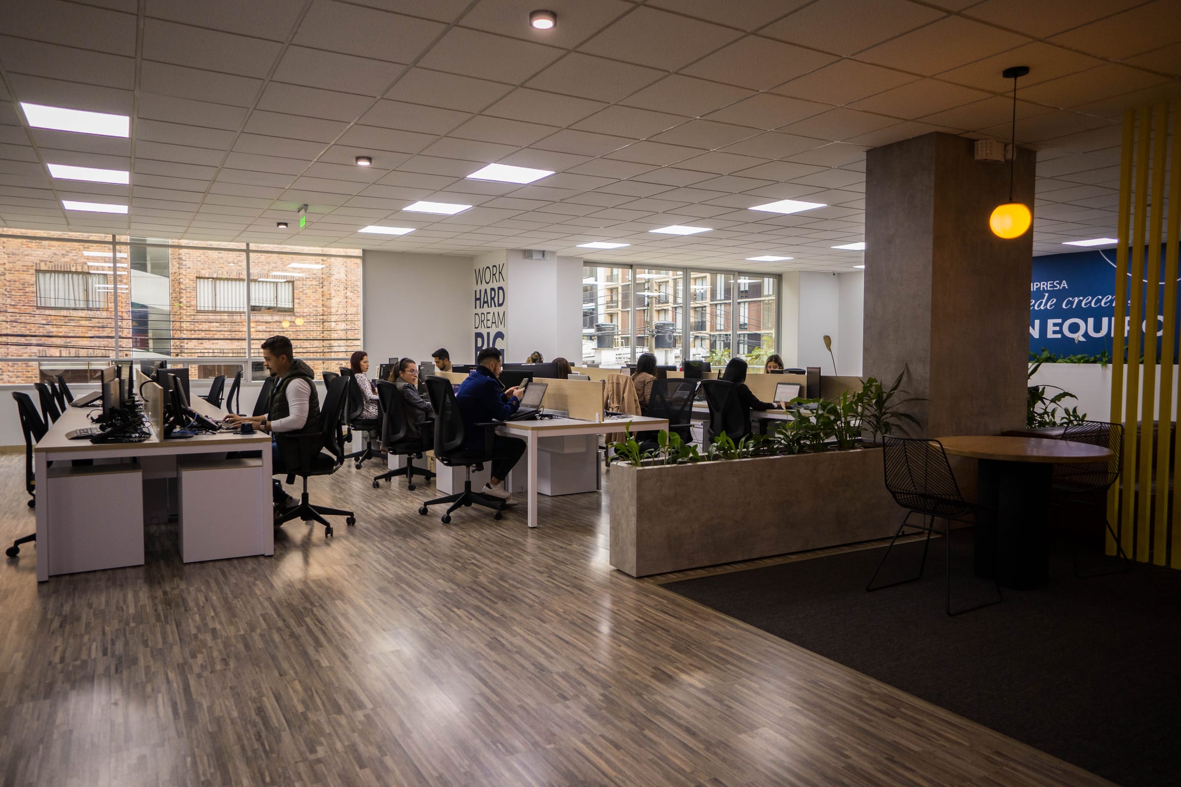 Iluminación corporativa y acabados modernos — Computrabajo Bogotá