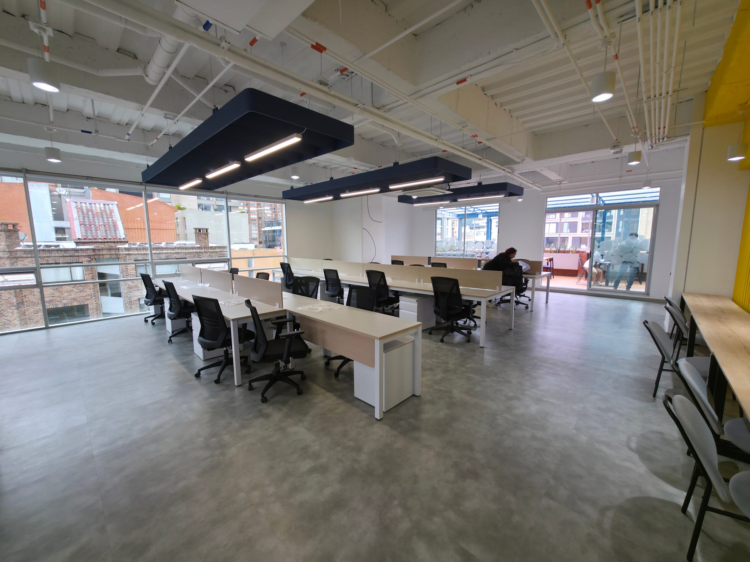 Detalle de cielos e iluminación corporativa — Computrabajo piso 6