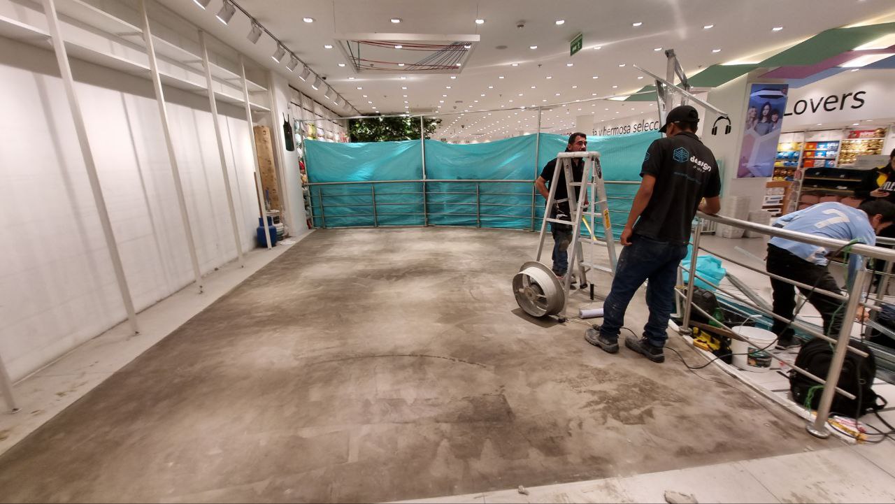 Instalación de piso vinílico alto tráfico MINISO Calle 93 — APLOSS