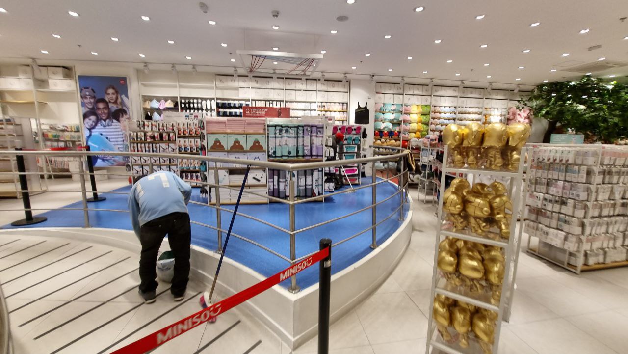 Detalle constructivo — MINISO — Calle 93