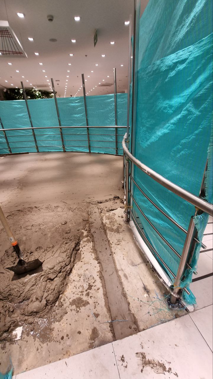 Adecuación local MINISO Calle 93 Bogotá — placa en concreto y piso vinílico alto tráfico — APLOSS